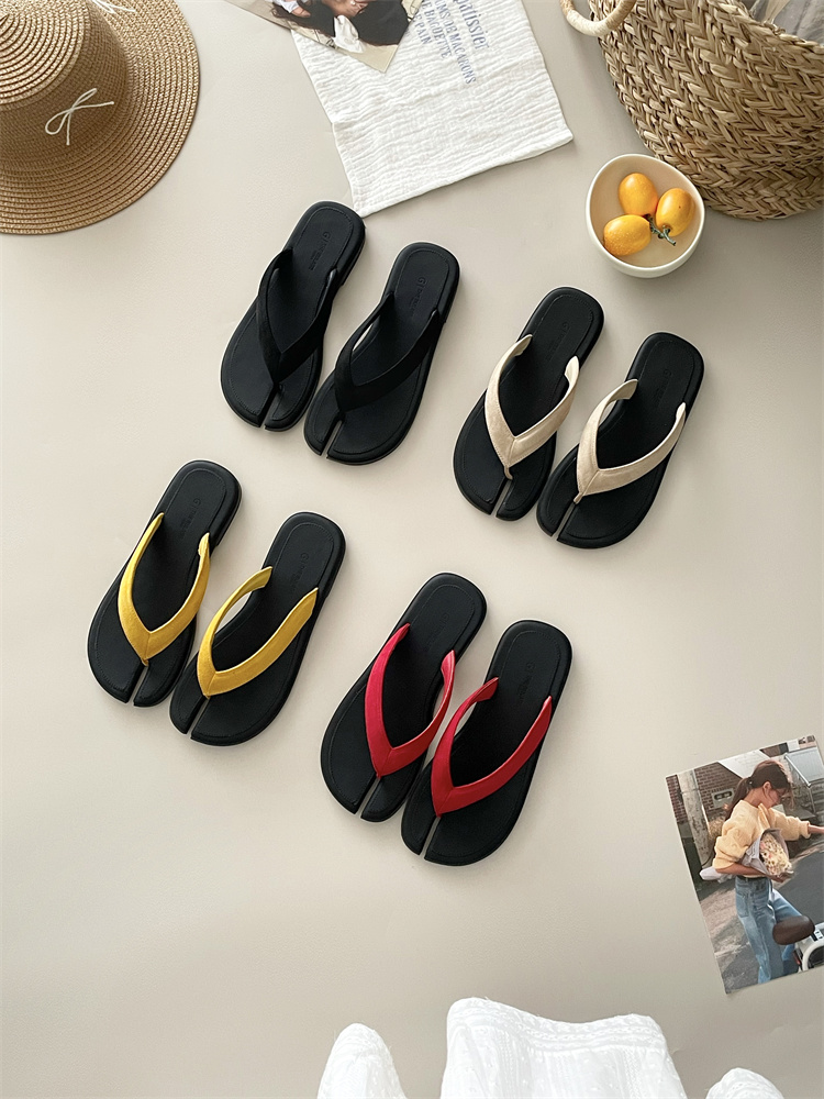 1745646851430_334721.jpg 2025 New French Retro Flat Thong Sandals for Women Outdoor Toe Separator Summer Beach Slippers