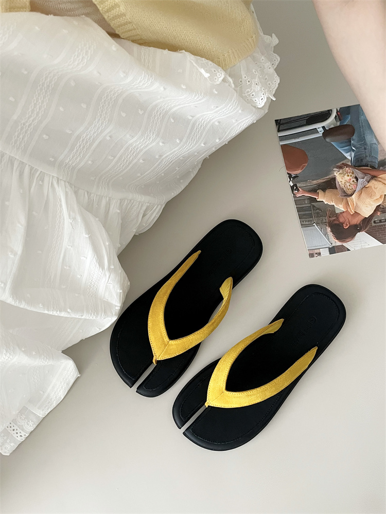 1745647607398_601876.jpg 2025 New French Retro Flat Thong Sandals for Women Outdoor Toe Separator Summer Beach Slippers