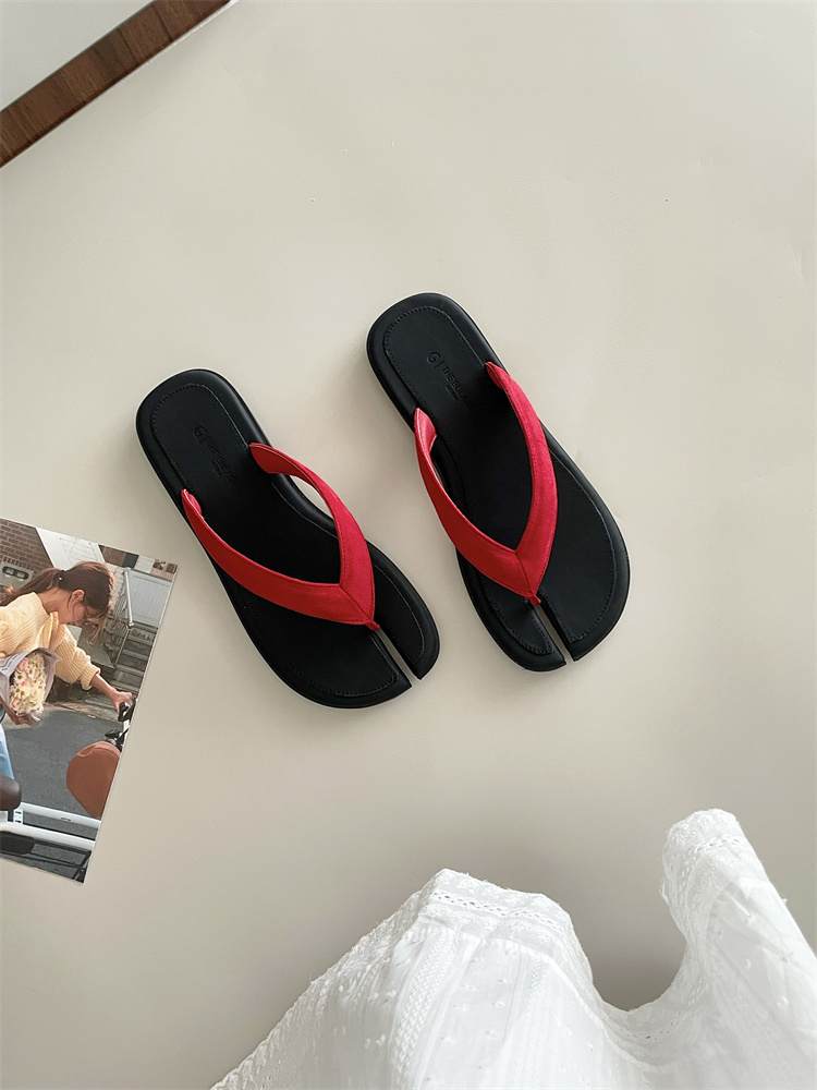 1745647743516_438726.jpg 2025 New French Retro Flat Thong Sandals for Women Outdoor Toe Separator Summer Beach Slippers