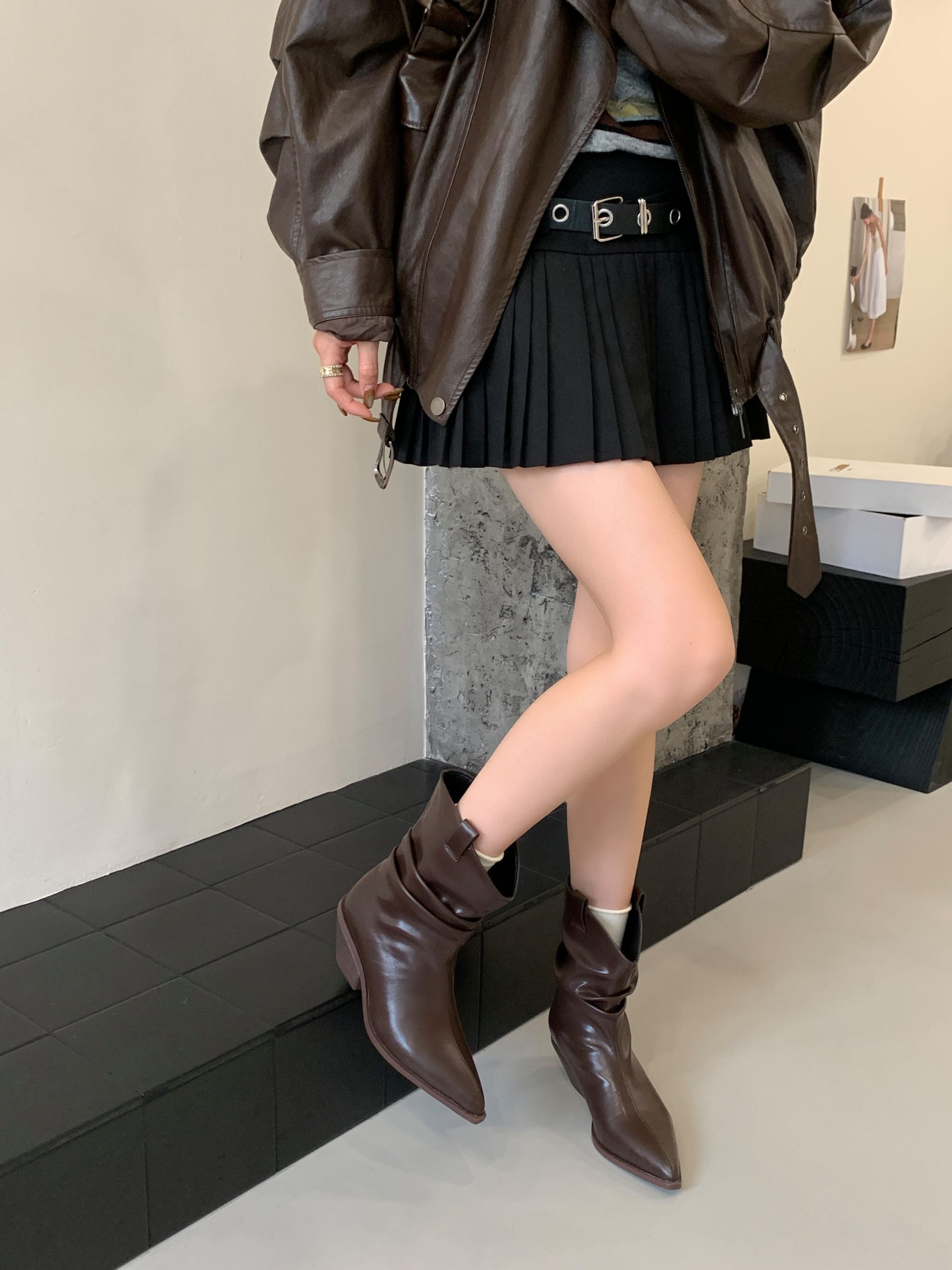 2025 Women's Retro Stacked Heel Pointed Toe Chunky Western Cowboy Boots